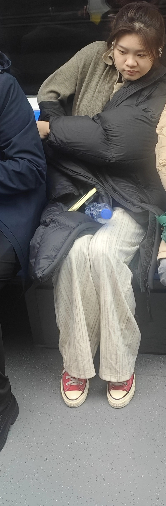 天津地铁美女如云。第一次来天津姑娘原来都是大长腿，大高个。