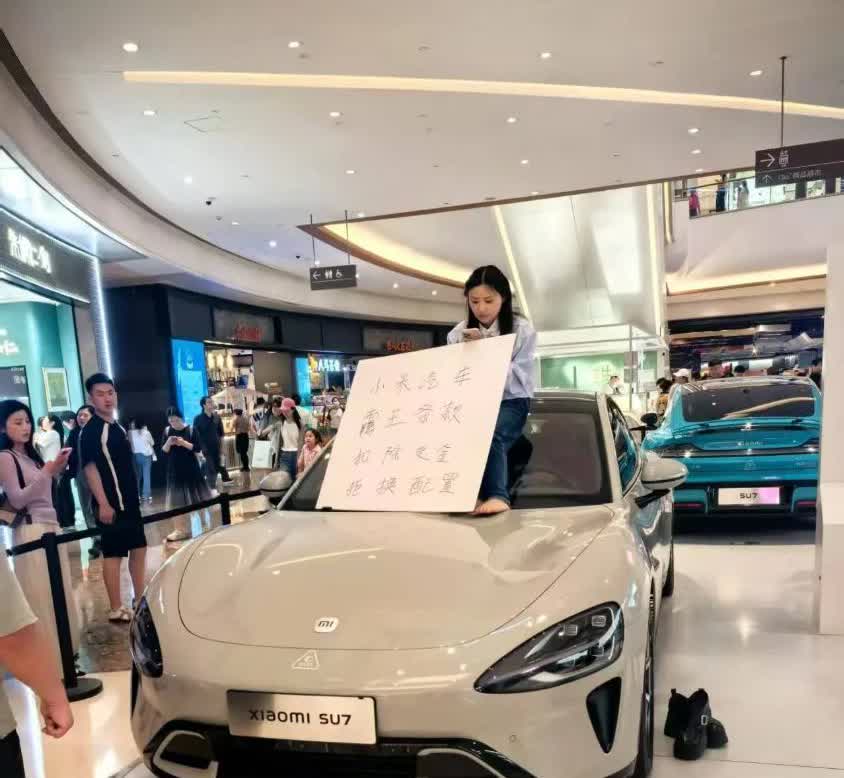 这女的，简直就是车展现场的巨星啊！她绝对会让整个上海车展都为之疯狂！只有这样才能