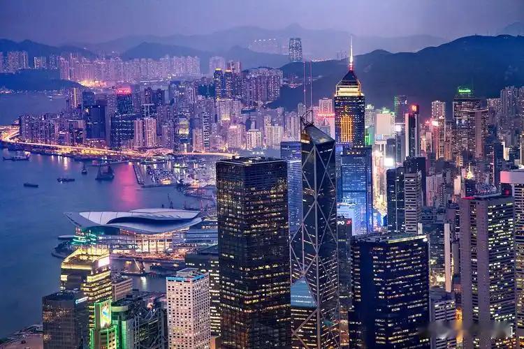 香港凭什么财政独立？说白了，香港政府不靠中央财政拨款，也不需要地方债融资