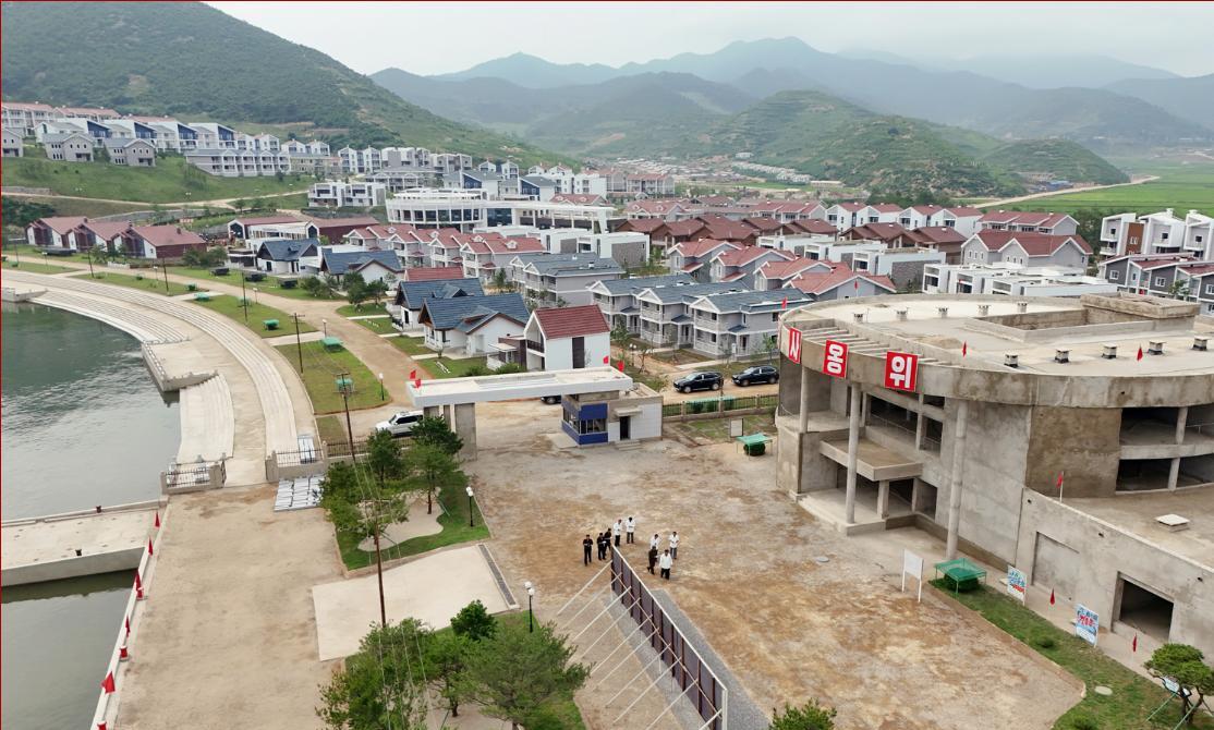 金正恩元帅视察乐园郡浅海养殖事业所建设工地。时间是7月13日。金元帅察看养殖