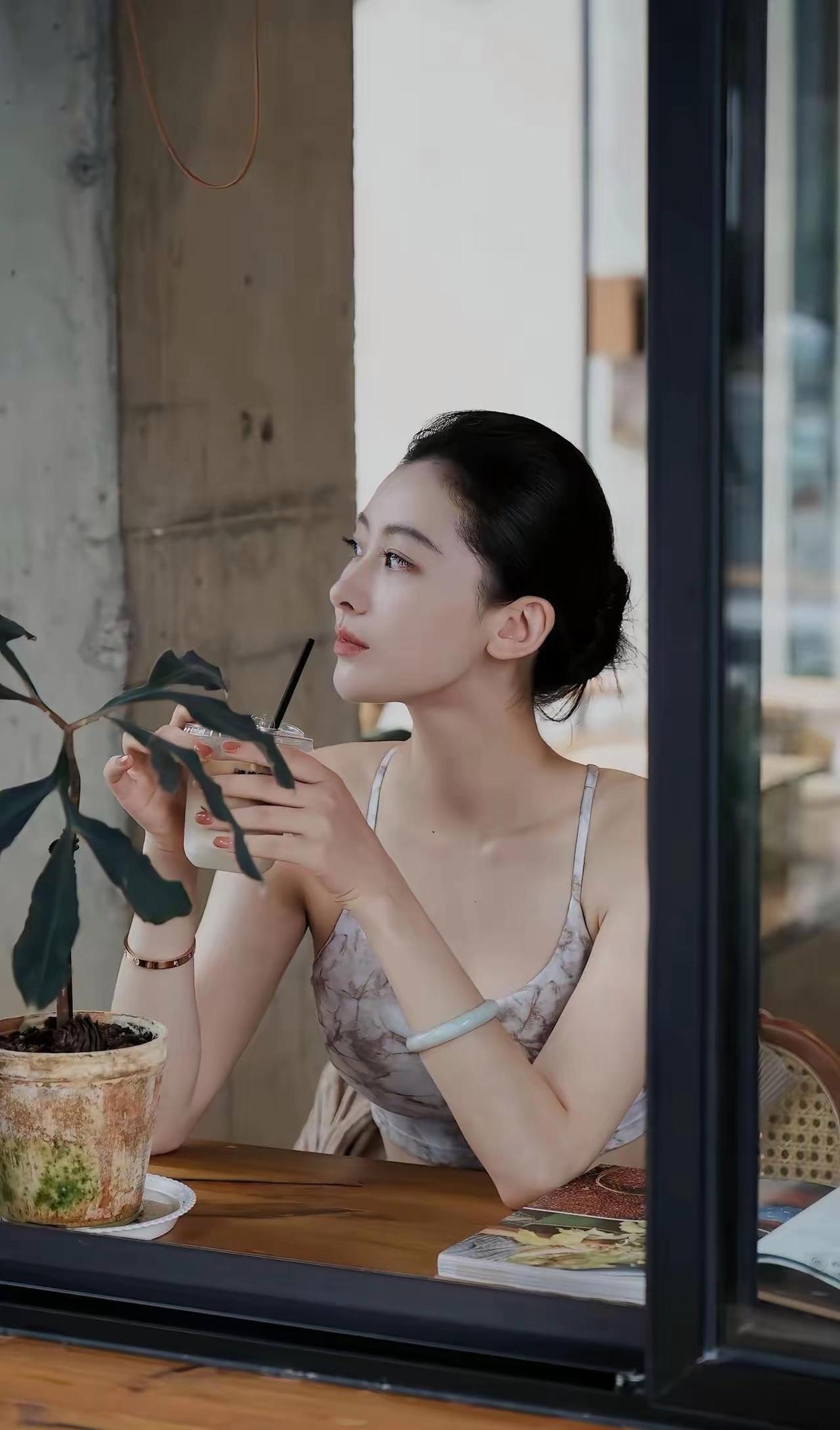 低头看首饰，抬头喝饮料！