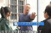 断臂男子独自赡养父母20年，为还外债卖掉老房子，谁知母亲偷偷给国外的3个儿女打电
