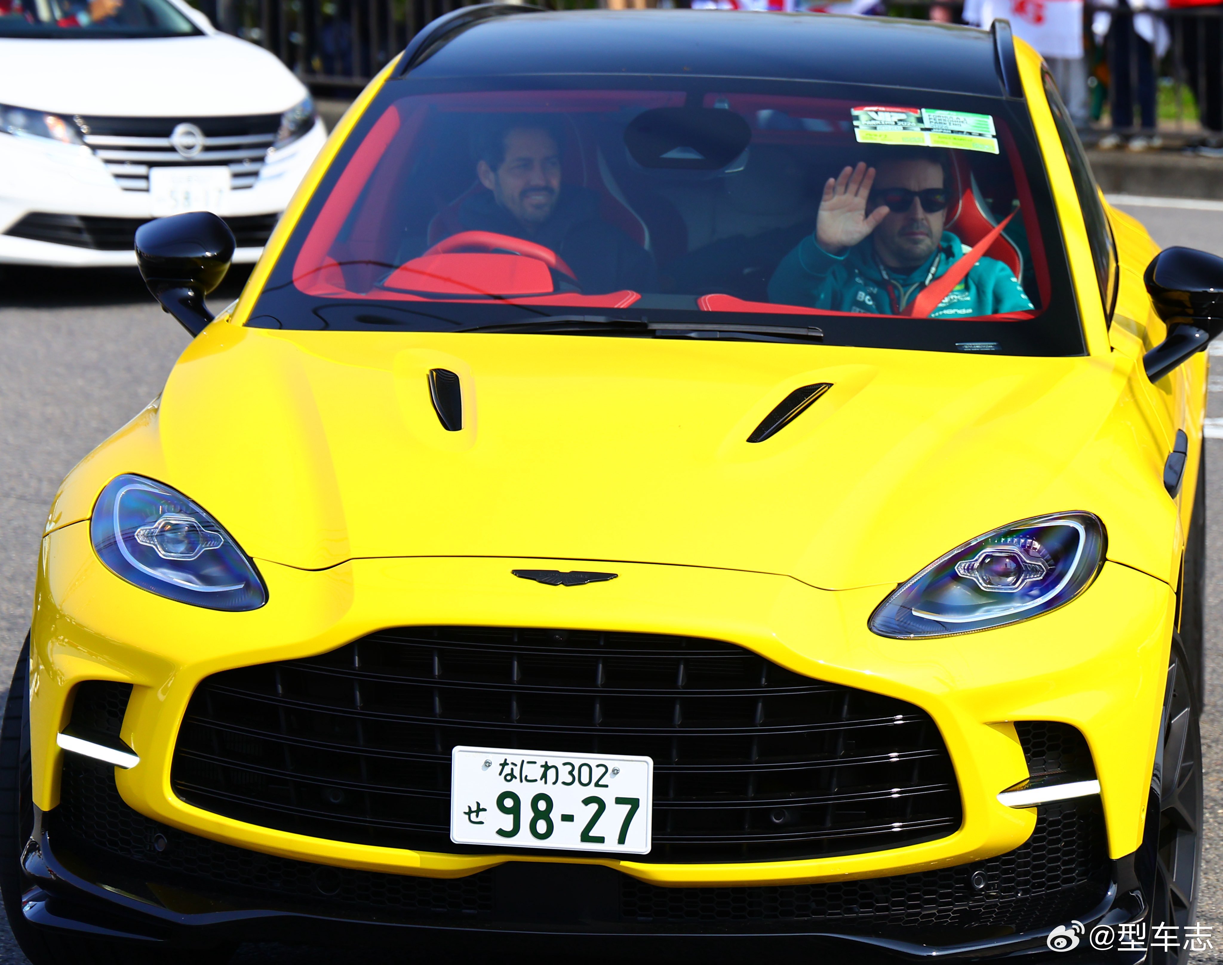 头哥阿隆索在F1日本站的代步车：新款阿斯顿马丁DBXS。黄外红内，spec选得