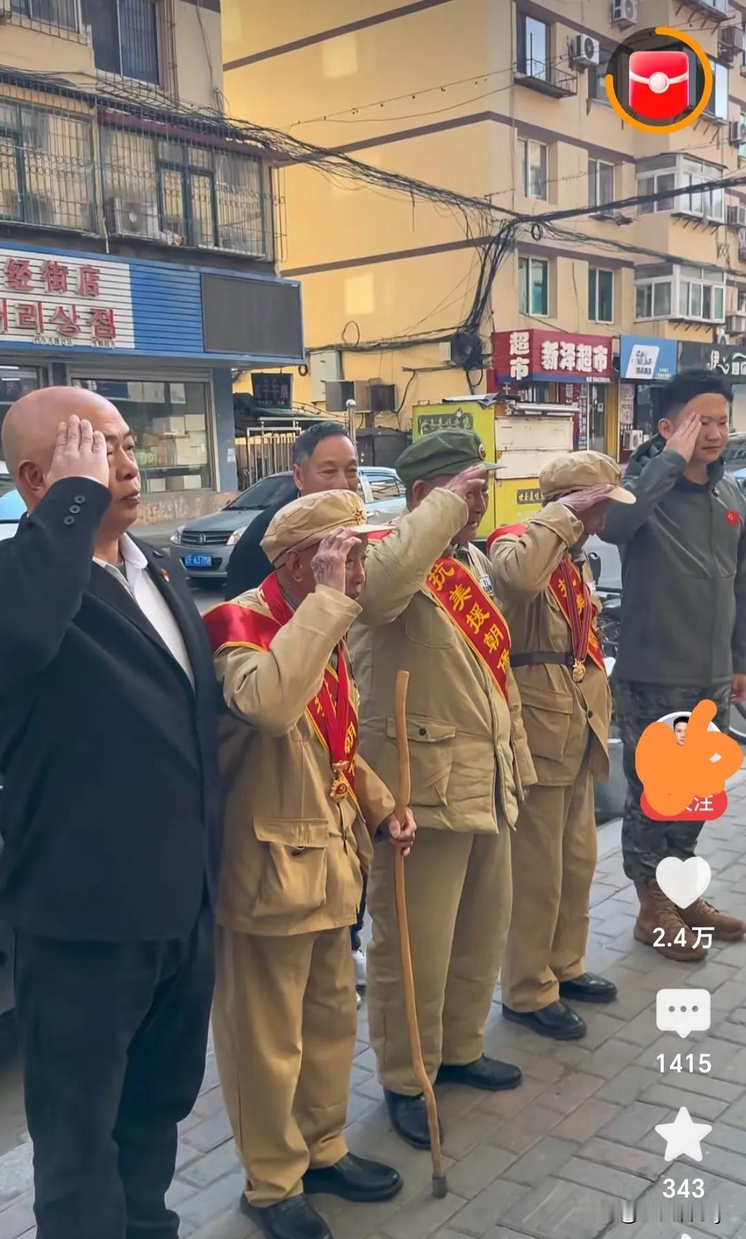 辽宁丹东。小饭店来了15位顾客，其中三位老人是抗美援朝老兵，去沈阳为战友们扫墓