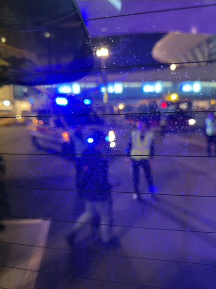 姐妹，飞机上打架可以，咬空姐不行啊！朋友们，谁能想到，坐个飞机还能偶遇“搏击俱