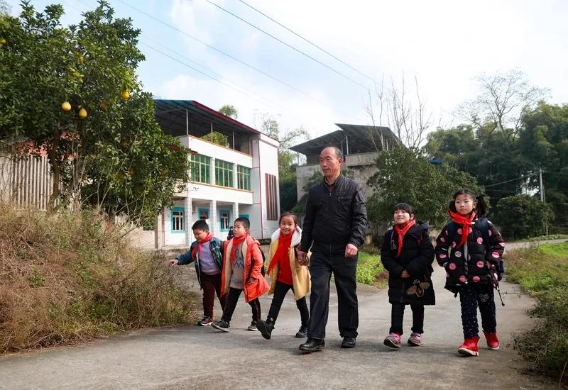 农村教师不愿意进城是错误的！要是我就积极进城，而且能去高中就不去初中，因为过几