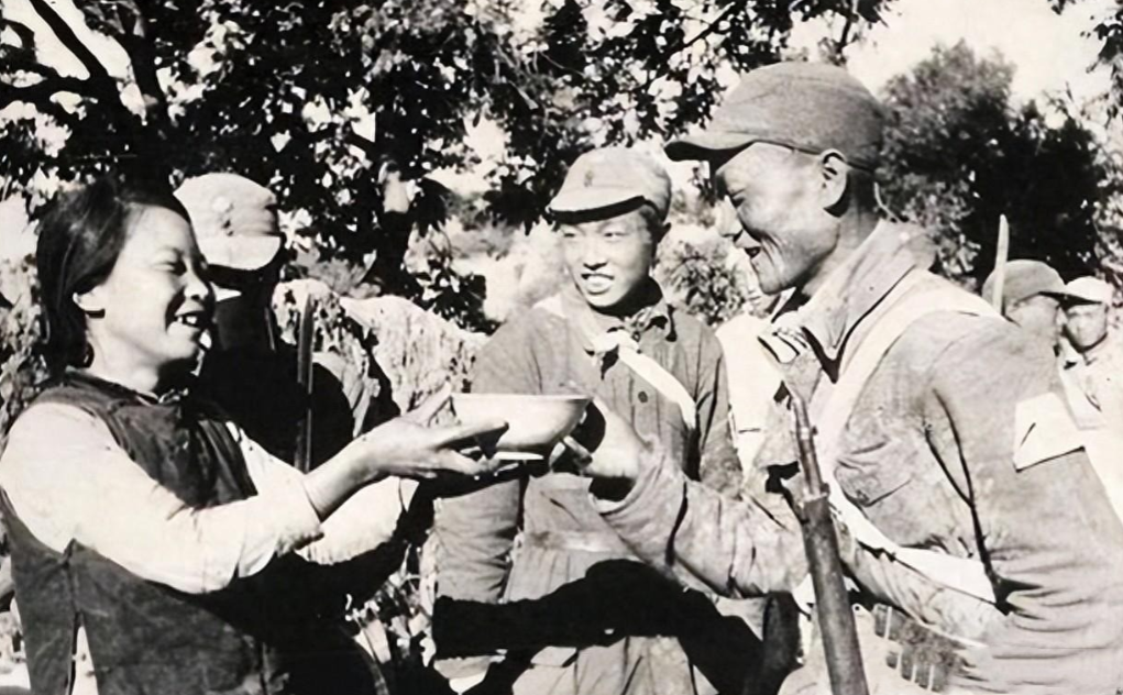 抗战时期，八路军路过周大娘家，周大娘给战士们倒水时，无意间发现一位战士嘴里镶着颗