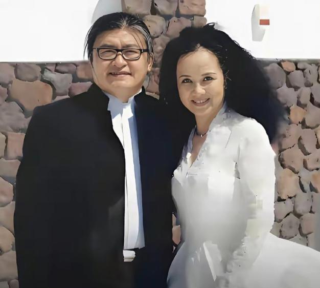 刘欢的岳父岳母是两位慈祥的老人，他们二老长期居住在长沙现在早已退休，岳父退休前是