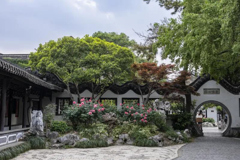 苏州享有江南水乡、人间天堂的美誉，实至名归。它是全国唯一实现全域保护且未进行大规