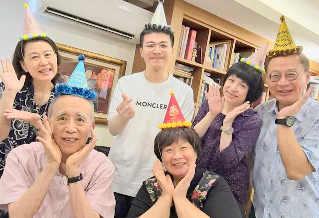 吴伯雄将满87岁　吴志扬一家人切蛋糕庆生中国国民党前主席吴伯雄6月19日将满8