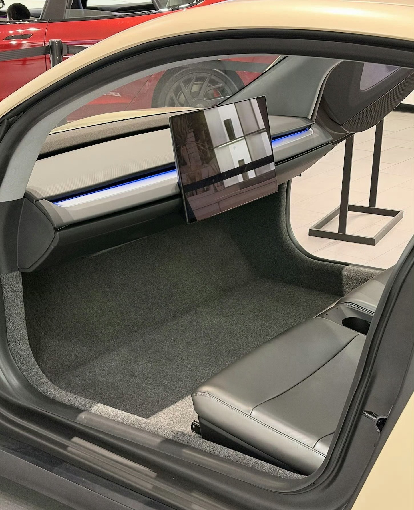 特斯拉CyberCab内饰都这样了，为啥第一排不做成旋转座椅，反正司机也不能