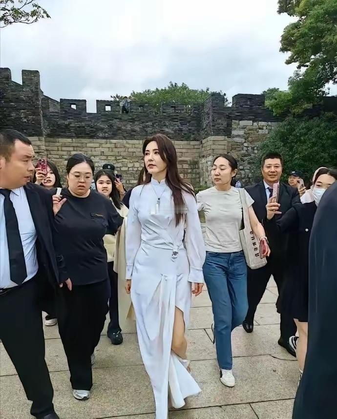 挺好的一张脸，非要去整容，现在看一些近况照片，好像已经崩了。