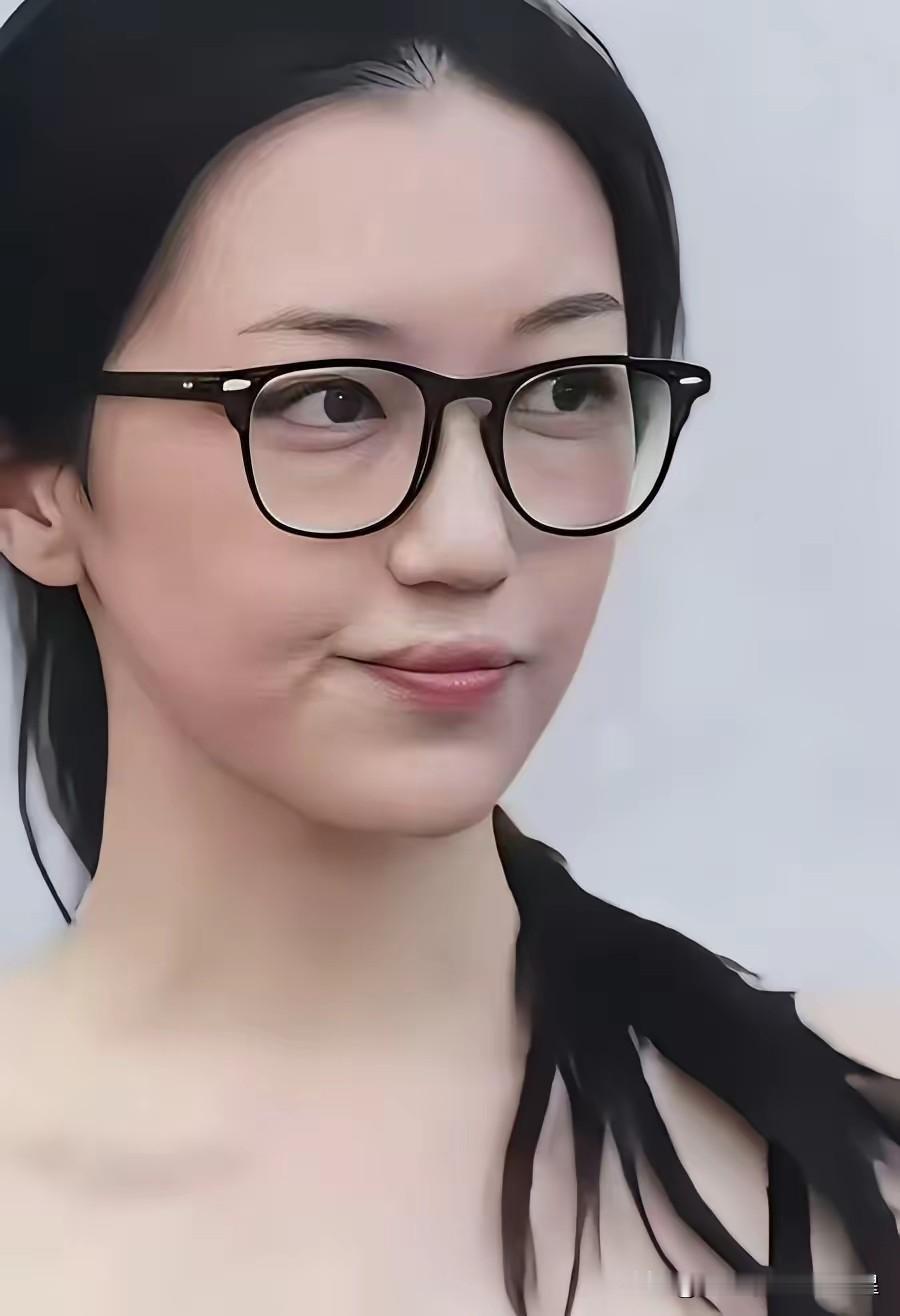 她不是简单的兔唇，是唇腭裂，嘴唇和上颚全部缺失，单纯的唇裂好修复，但是，腭裂修复