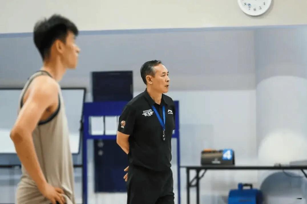 赵睿正式出现在北京首钢的训练课上新赛季，哪个队能匹敌这个阵容光是看见赵睿，周