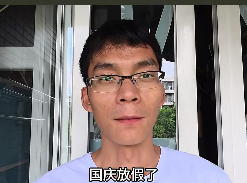 今天，唐尚珺更新了一则视频。视频里，唐尚珺上完9月30日的课程后，收拾好行李，直