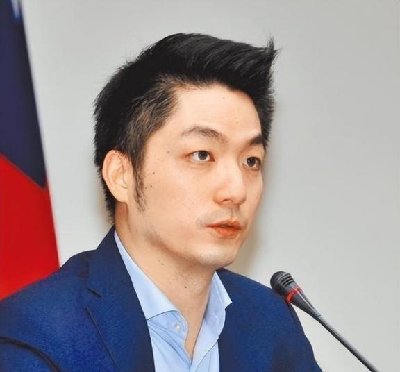 邱毅曾说，台北市市长蒋万安曾经宣称，如果大陆继续在台海进行军机绕台和军演的话，他
