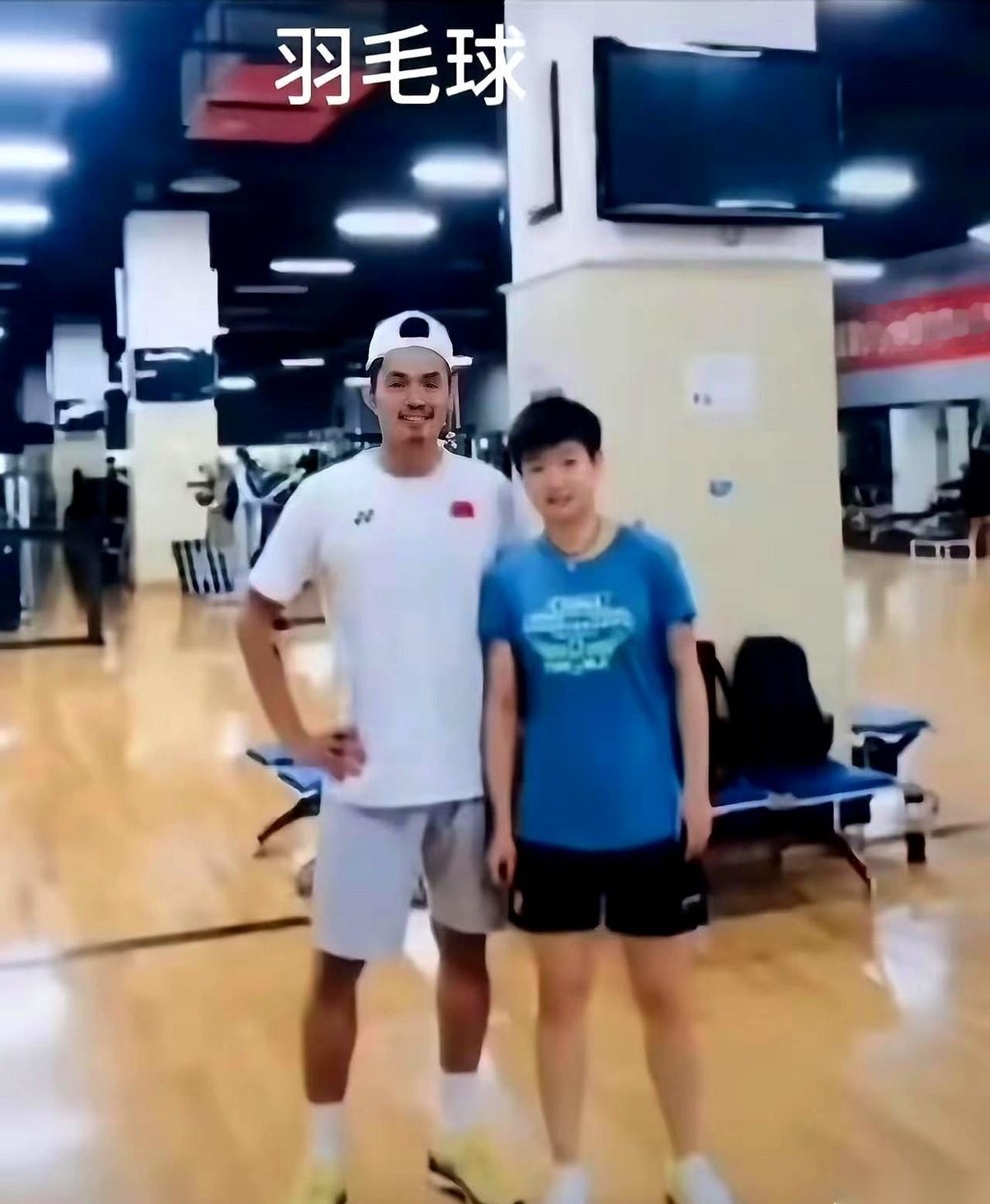 都说孙颖莎是“合影杀手”，但这个“杀”，不是杀气的杀。镜头一扫过来，她压根不像