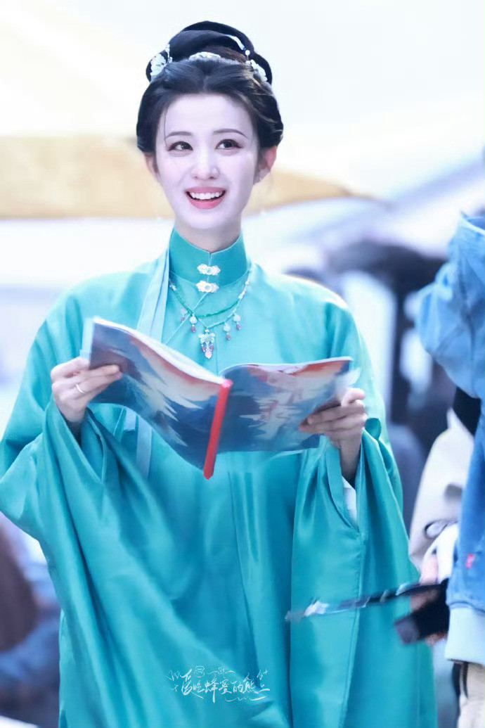 这是哪家贵女踏碎了月光？王楚然路透自带古典滤镜，魏采薇扶轿回眸的刹那，连风都带着