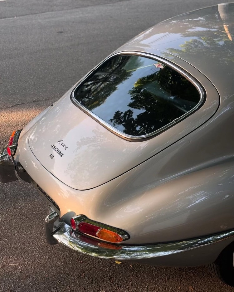 几乎没人能拒绝E-Type的优雅经典的长鼻车头，动感的弧面造型，这台1968E