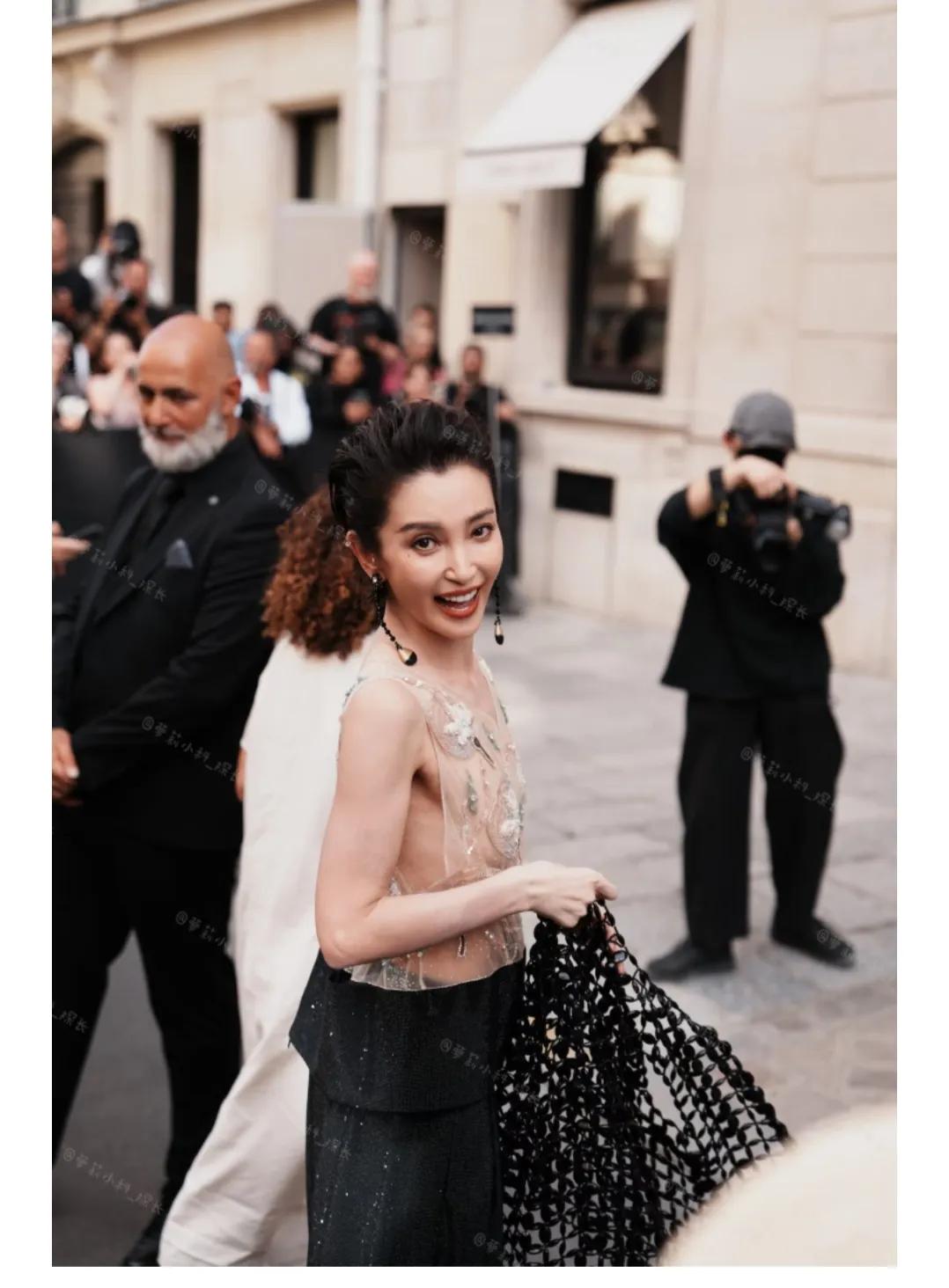 年龄大了，真不适合穿这种这种衣服了。李冰冰是兼具实力与国际影响力的老牌影后，早年