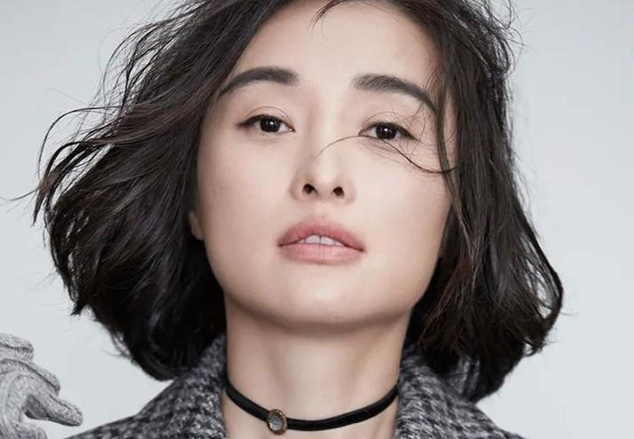 吴越，功成身退了？最近，演技派女星吴越悄然放缓了事业脚步，将生活重心从聚光灯下