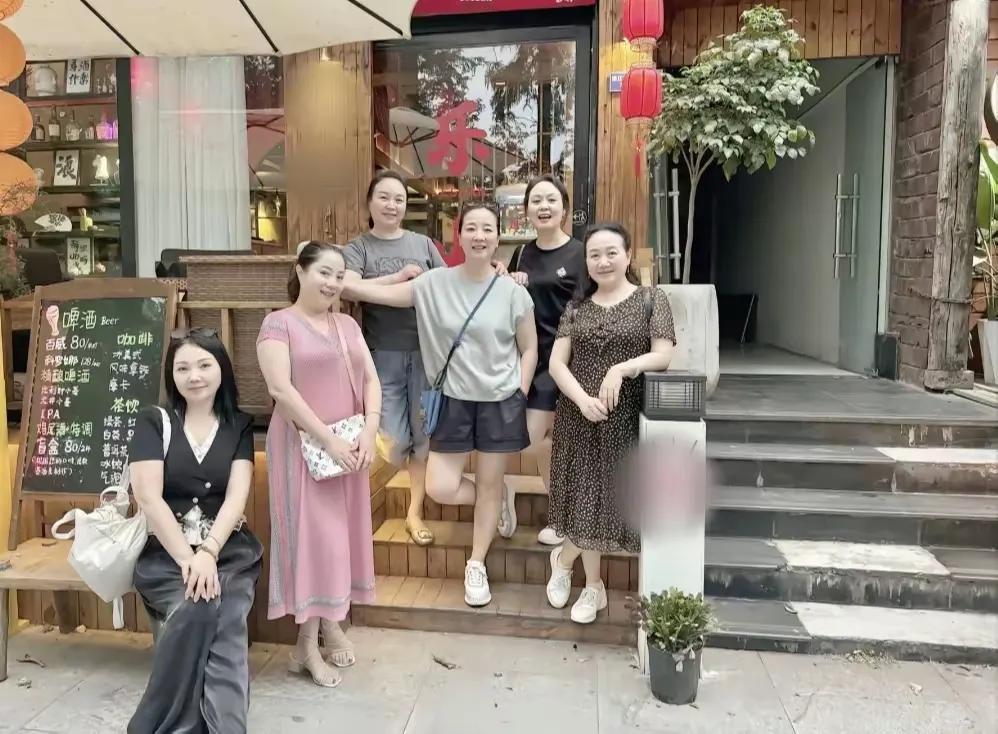 陈小艺回四川乐山老家探亲，与闺蜜团一起开心玩耍很迷人！陈小艺还是那么漂亮，真是
