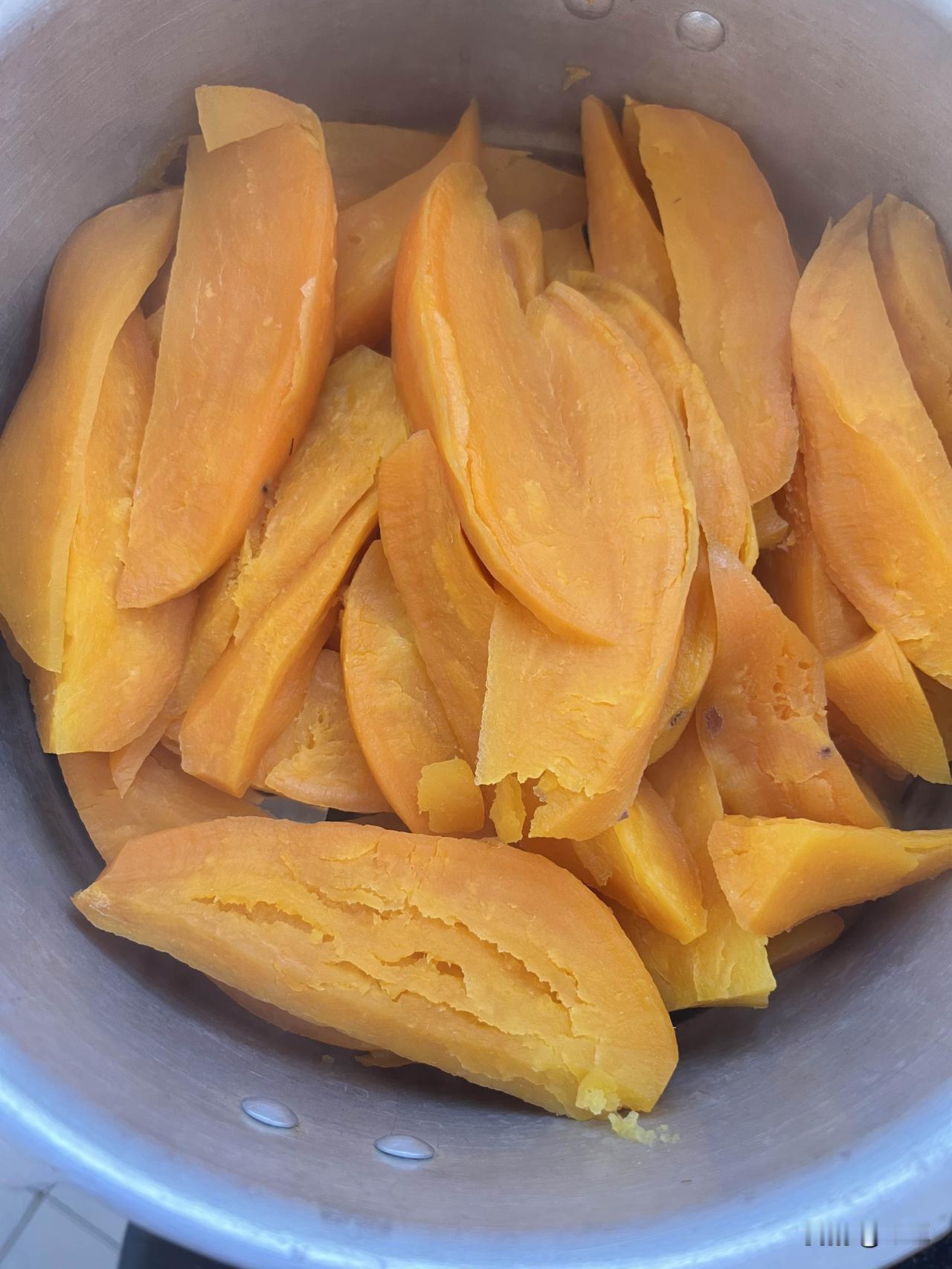 以后再也不买那么多红薯了。秋天刚出红薯的时候，买了两箱红薯，当时买的时候，红