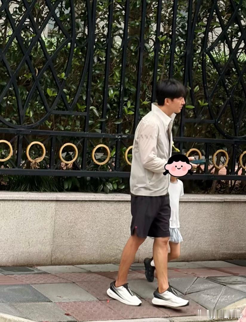 48岁王阳和女儿在上海街头被偶遇，身材很好，没有沧桑感​​​