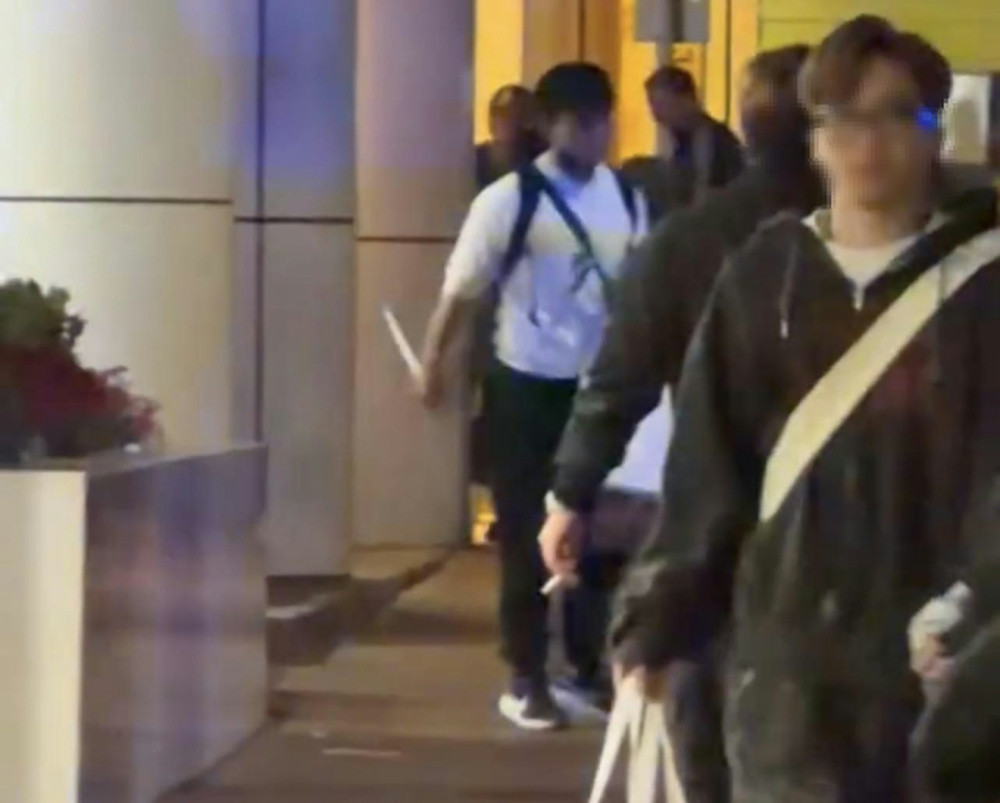 香港一男子闹市持刀挟持路人, 警察连开两枪击毙, 在其随身斜挎包内发现毒品