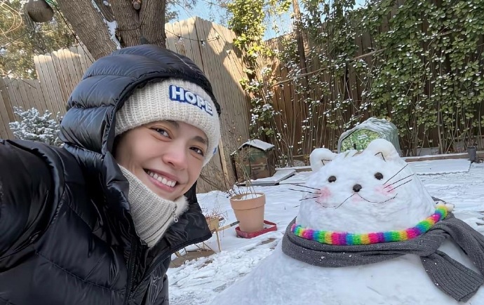 姚晨在家堆雪人别墅院子里积雪很厚，12岁儿子“土豆”出镜，脸好小，孩子单眼皮，