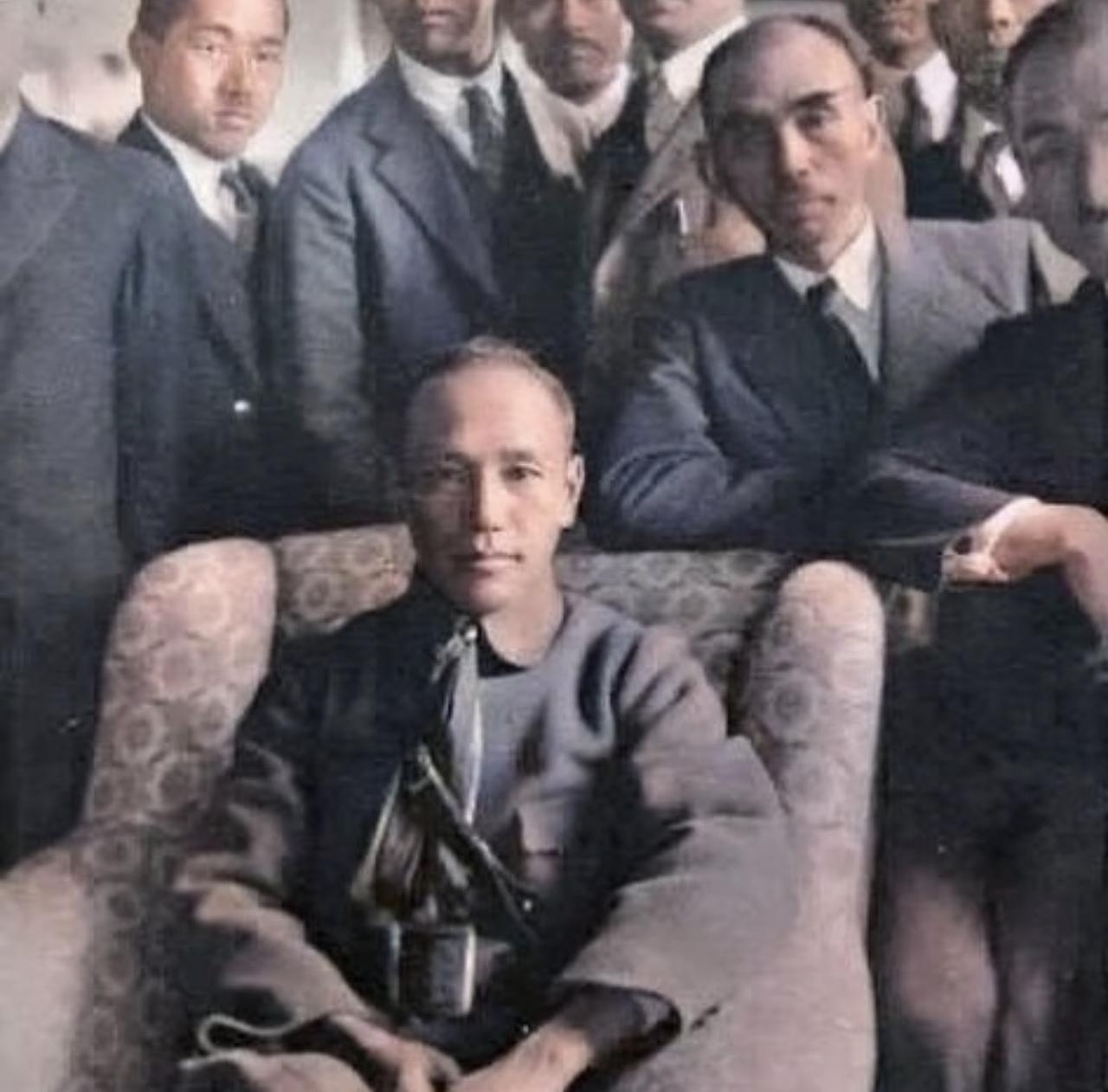 没想到1927年蒋介石见日本记者的这张彩色老照片，早把他的软骨头底色暴露得明明白