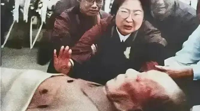 1976年9月9日，李敏，扑向伟大领袖毛主席这张一瞬间，看哭了无数国人。她一遍遍