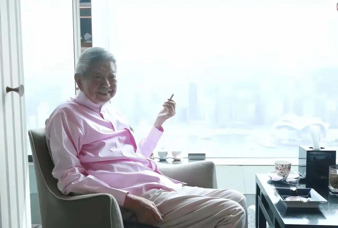 蔡澜这辈子活得值！14岁初恋就比同龄人“超前”，61段情史大大方方认账，还笑嘻嘻