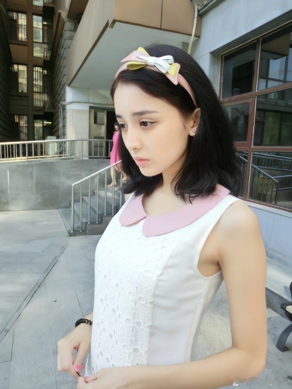 娜扎娜扎你也会怀念十八岁的自己吗娜扎的发箍，不仅是她的饰品，它更是她内心