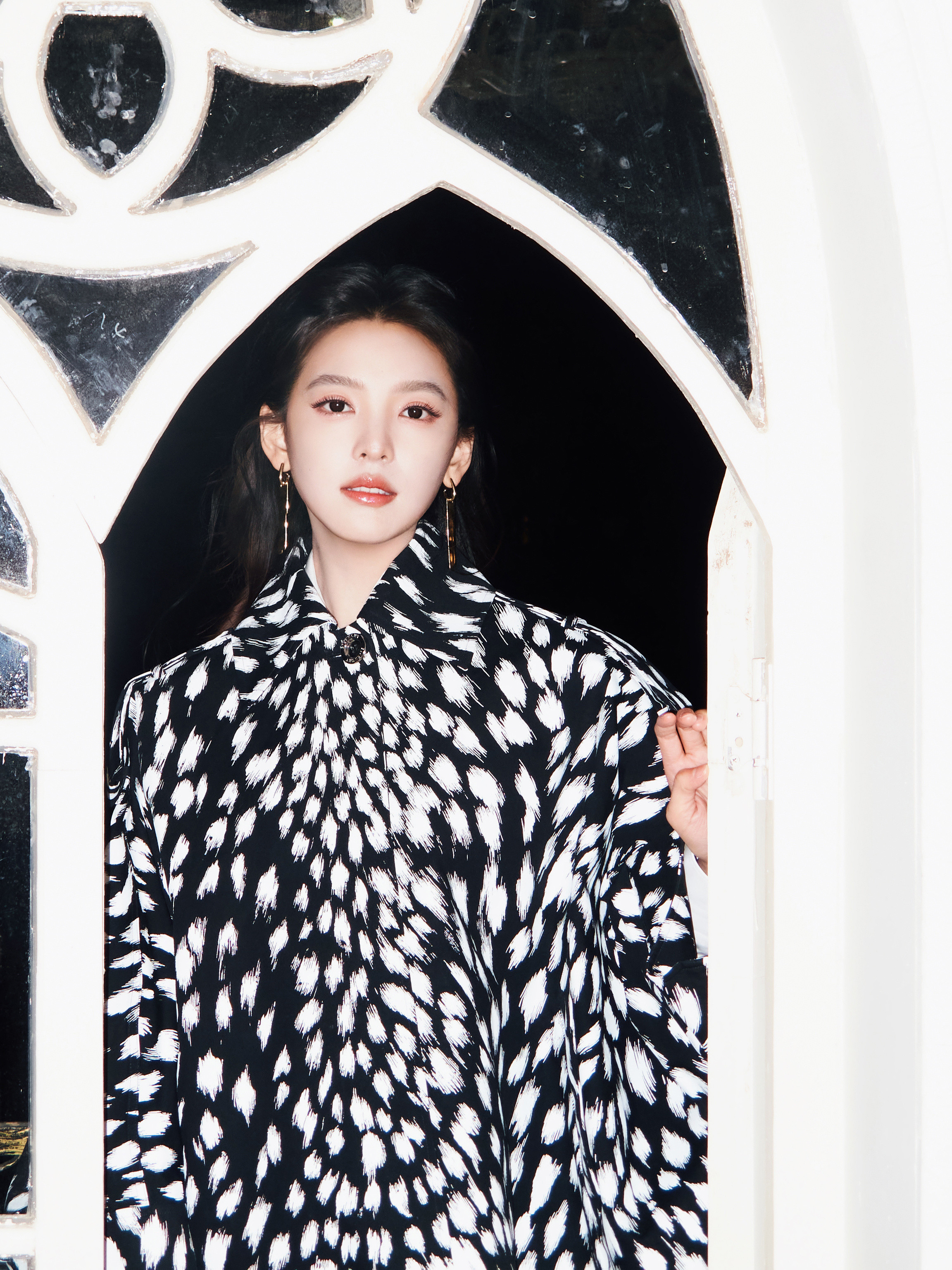 章若楠出发开启本季巴黎时装周行程，出发图演绎Givenchy黑白印花外套搭配长筒