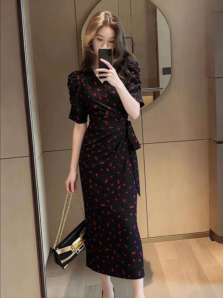 春季穿裙子，黑色碎花连衣裙绝对是yyds！它独特又漂亮，自带高级感。我之前买过