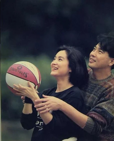 1991年，拍《新龙门客栈》时，林青霞被射伤了眼睛，徐克安慰她说“青霞，是我不好