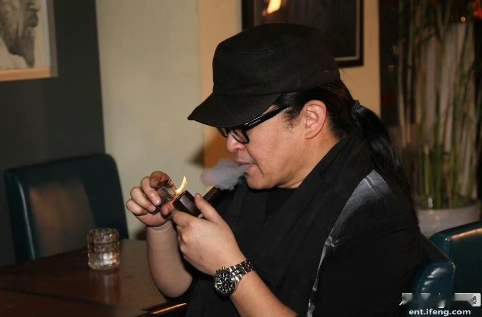 就在去年10月，刘欢还现身重庆，出席独女刘一丝的婚礼。那天他头戴鸭舌帽，低调落座
