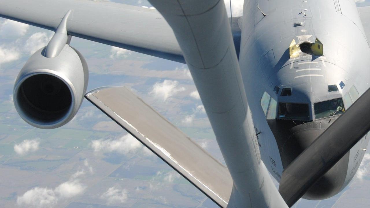 伊朗吸取了上次的教训，一开打，第一时间把位于海湾国家的美军基地都打烂了。这就