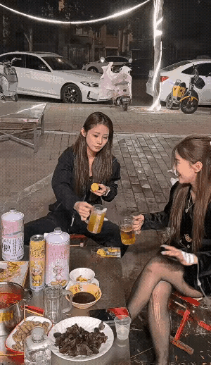 连闺蜜都嫌弃你这种喝法，姑娘，你不行啊