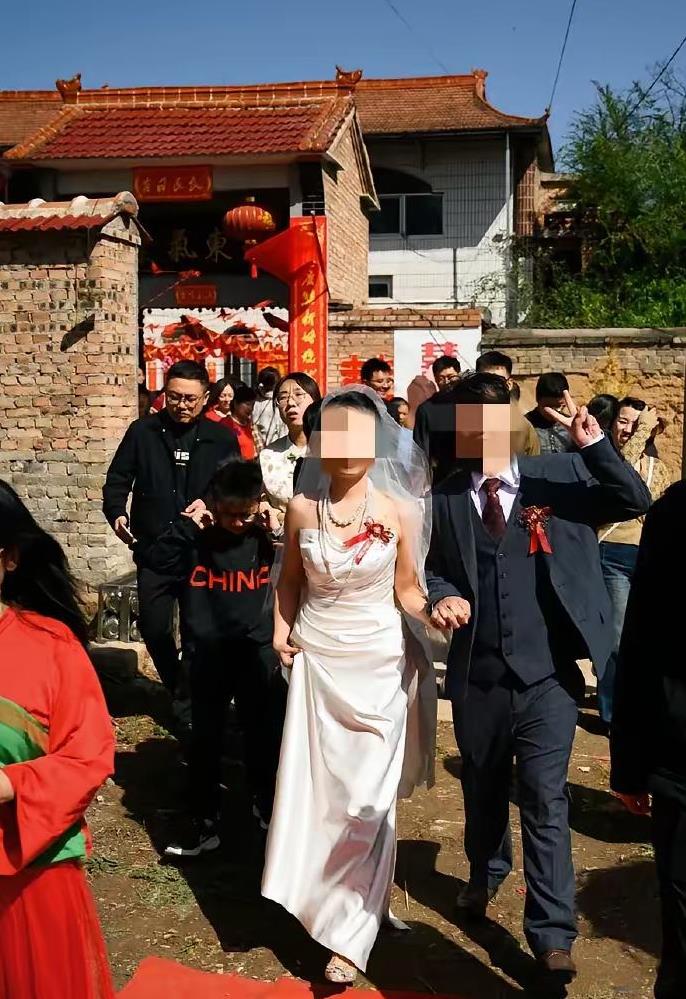 山西长治，最近出了一件稀奇事！一对新人结婚，女方订婚要了18万8的彩礼，结果结婚