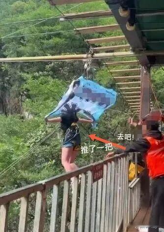 “没绑紧，没绑紧…”女孩连喊三没绑紧！工作人员却没叫停，而是对她喊道：放开胆