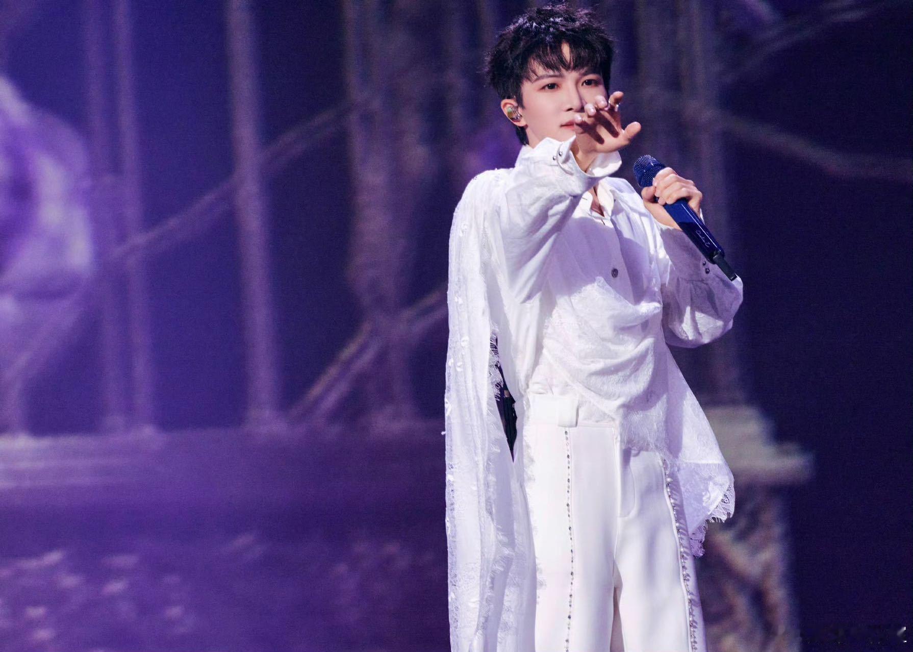 周深以15首歌战绩结束录制最后一曲《山灵》荡开云雾，为这场华丽的音乐之旅画下惊