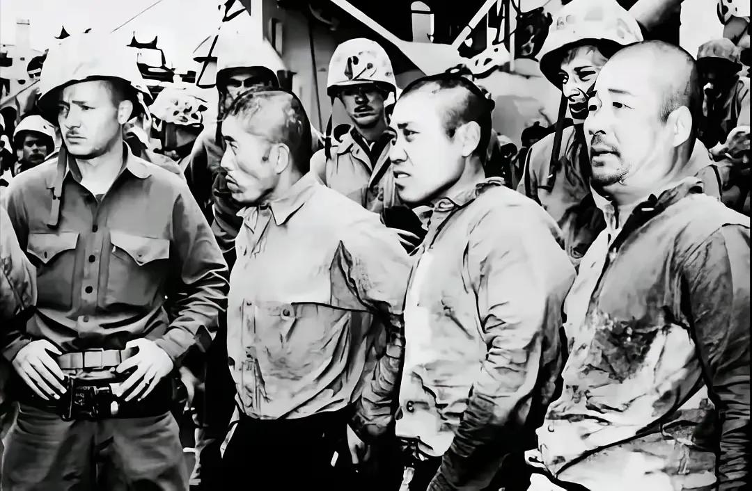 冲绳岛战役后，那批在琉球被俘的日本兵，眼神里满是恐惧地看着美国人，这场景太有冲击