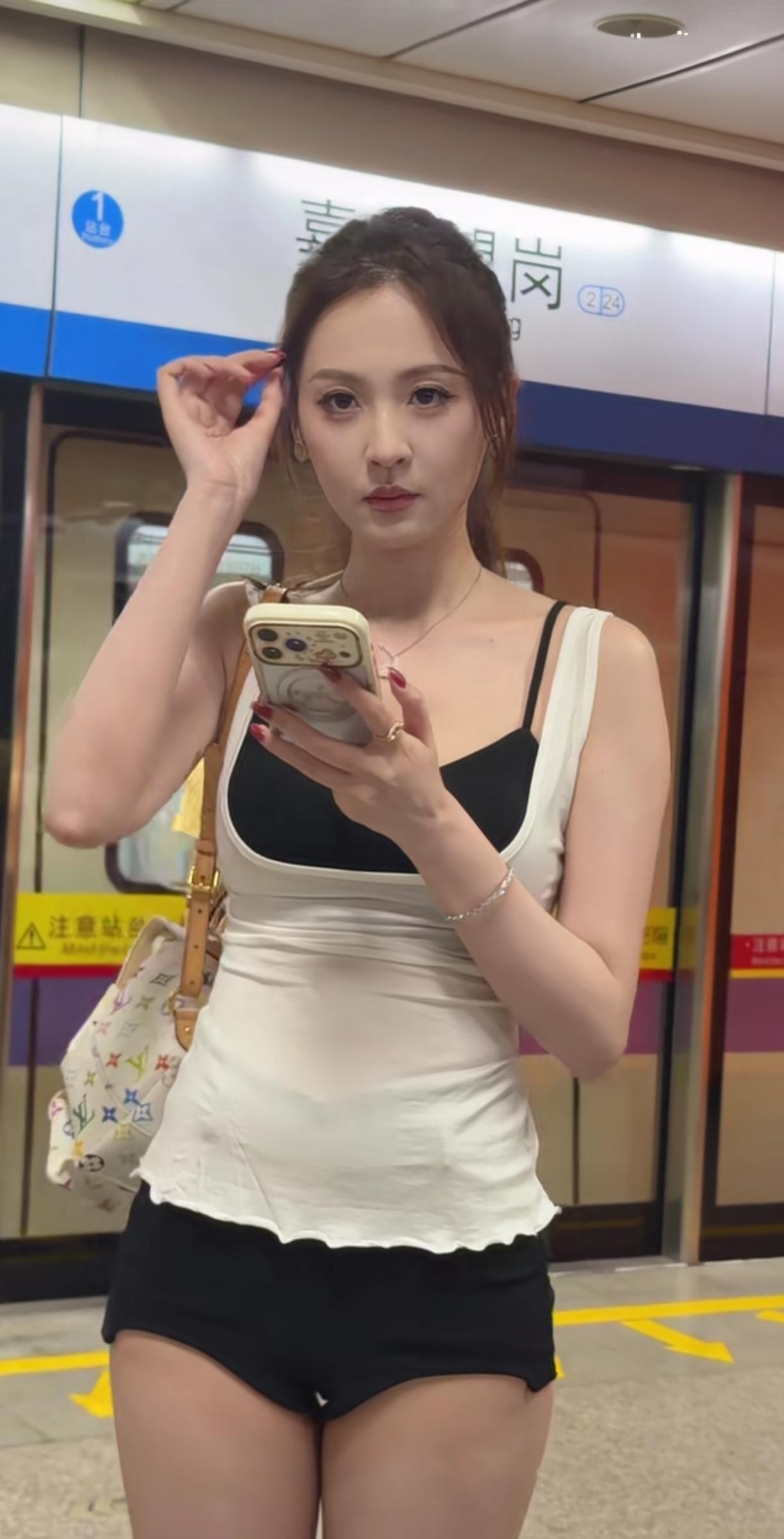 高挑女孩穿上制服就是“铁姐”。