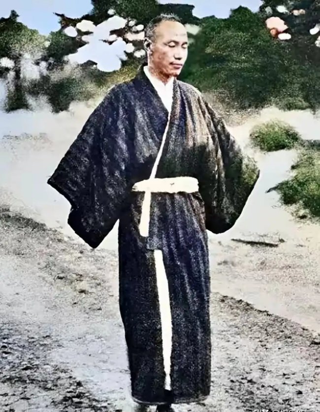 1909年东京，蒋介石一张罕见留影，他身穿和服，一脸的心不在焉