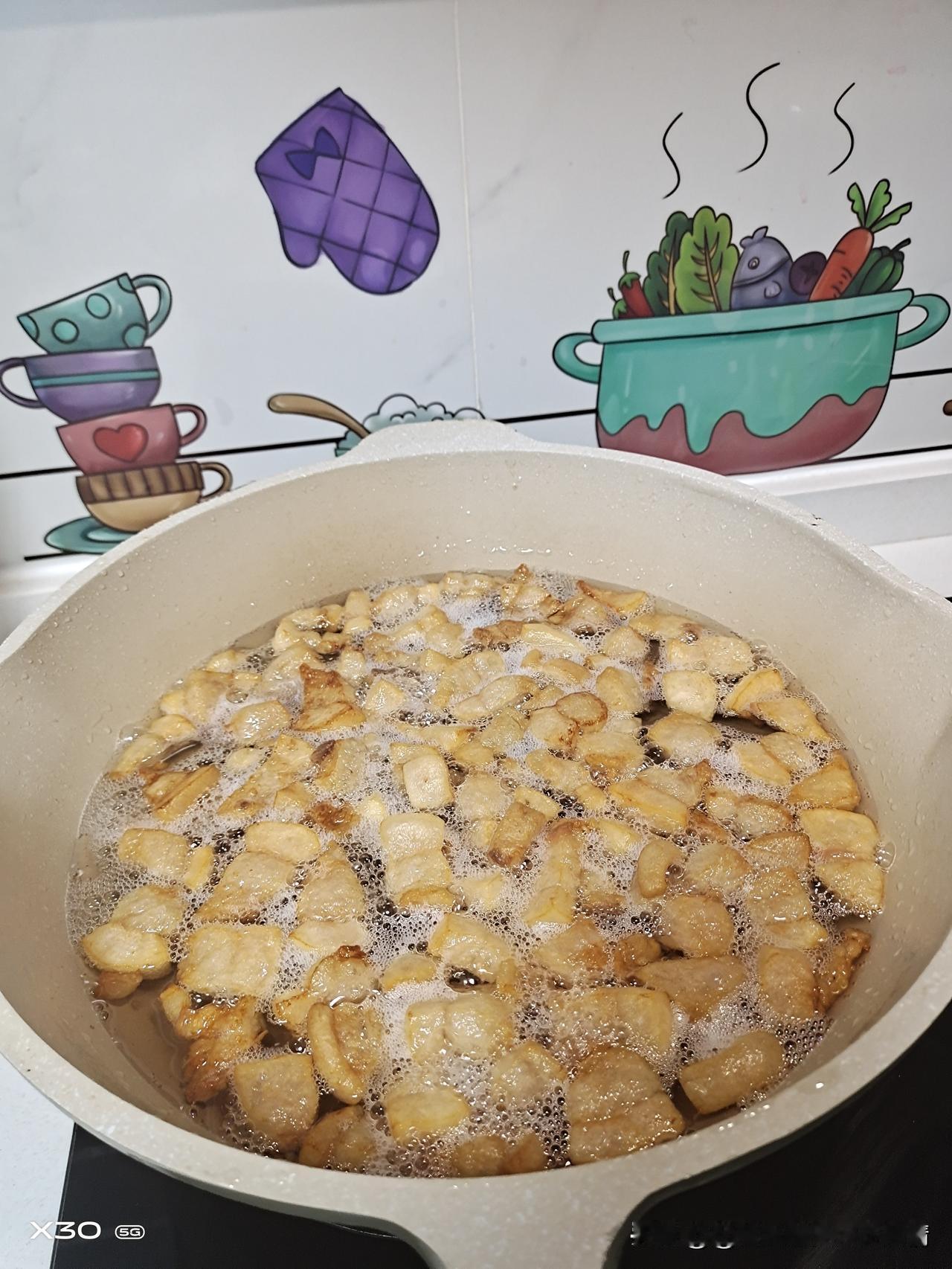 吃猪油和植物油到底哪个好?猪油和植物油哪个更健康，主要看脂肪酸构成和摄入方式。