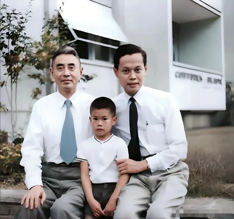 1957年，杨振宁与父亲和儿子三代人的合影杨振宁，大家都知道他是物理学界的传奇