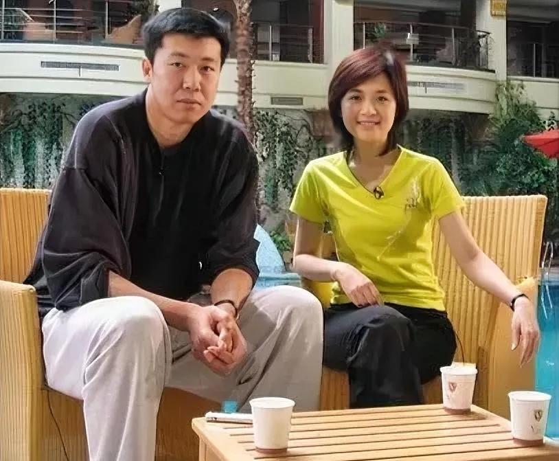 左边这位，他顶天立地好男儿的是王治郅，右边这位是原央视最美，又有气质的才女，被外