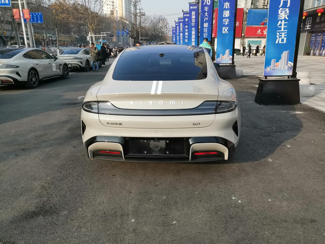 小米汽车尾部是真的丑，违和感差那两个类似排气管口的东西如果去掉是不是好好很多？